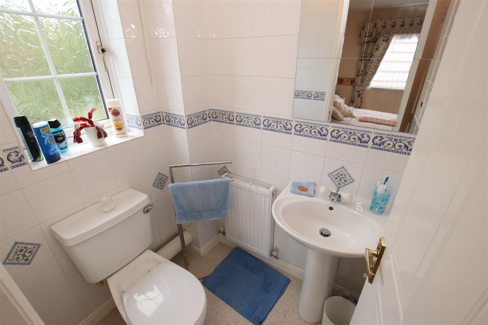 EN-SUITE SHOWER ROOM